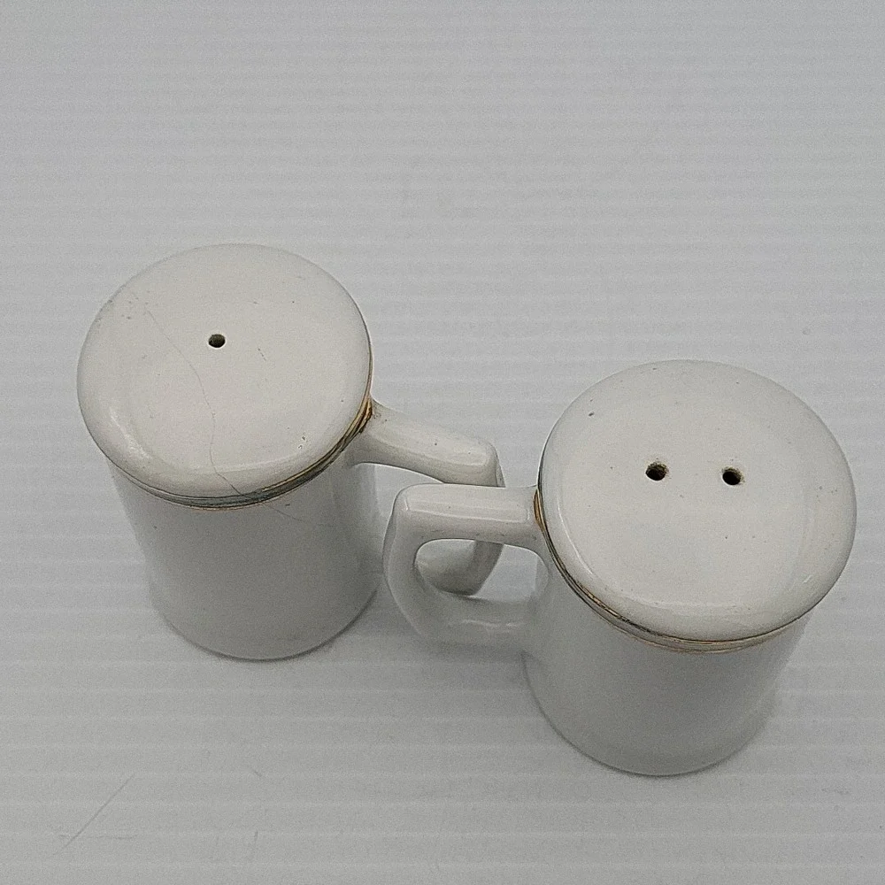 Vintage New York Salt And Pepper Shaker‎